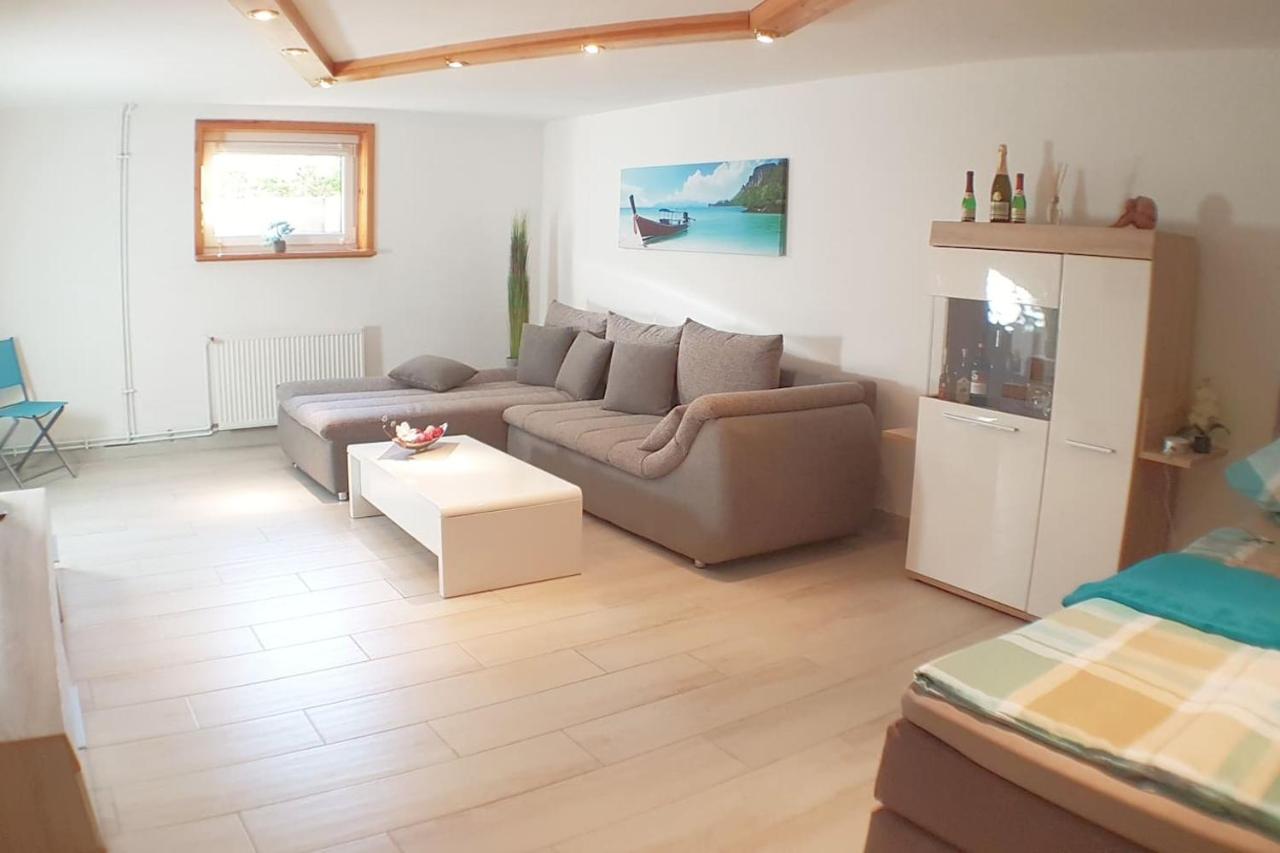 Moderne Kellerwohnung Fuer Handwerker Zwischen Braunschweig Und Wolfsburg, Mit Internet, Kueche, Parkplatz, 24H Check-In Schandelah Luaran gambar