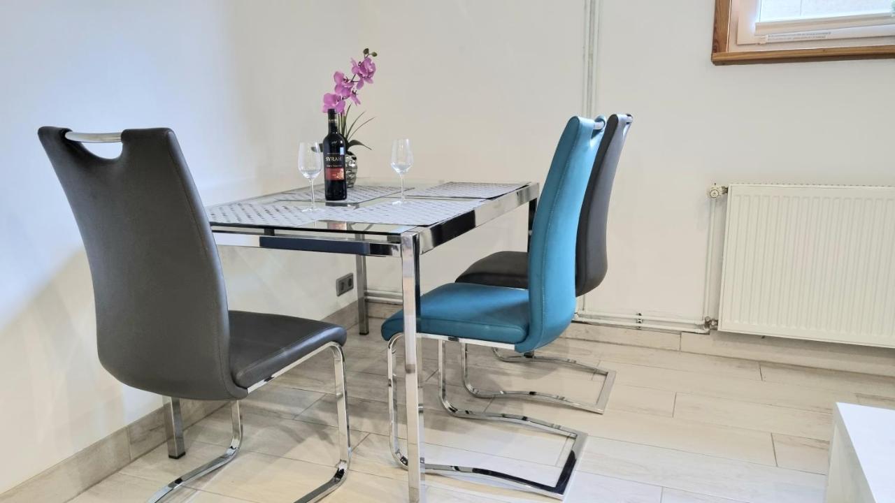 Moderne Kellerwohnung Fuer Handwerker Zwischen Braunschweig Und Wolfsburg, Mit Internet, Kueche, Parkplatz, 24H Check-In Schandelah Luaran gambar